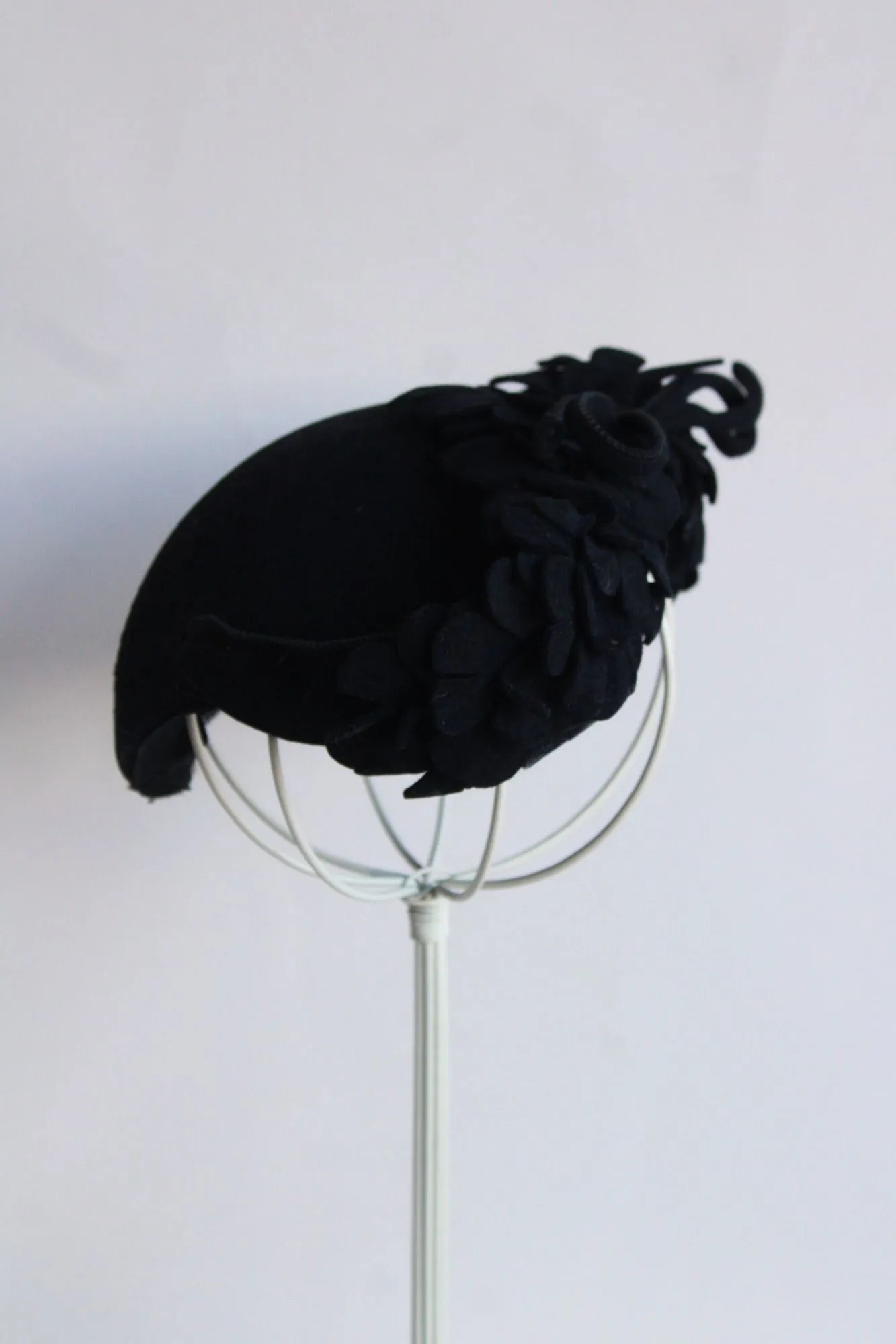 Vintage 1930s 1940s Black Wool Felt Hat with Faux Flowers and Bow